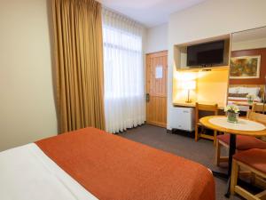 Cama ou camas em um quarto em Qorianka Hotel