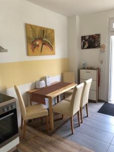 een eetkamer met een houten tafel en stoelen bij Ferienwohnung A.Engelhardt in Nordhausen