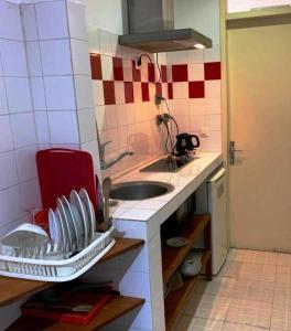 a small kitchen with a sink and a counter top at Résidence Bertille Abidjan Cocody in Abidjan