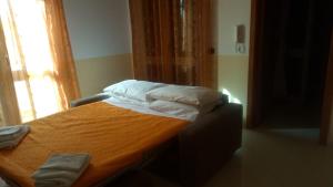 A bed or beds in a room at Casa Vacanza Miramare