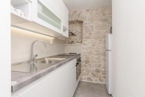 Kuchyňa alebo kuchynka v ubytovaní Apartmani Mustaća dvori