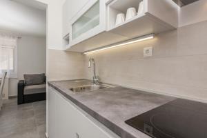 Kuchyňa alebo kuchynka v ubytovaní Apartmani Mustaća dvori