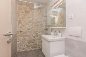 Kúpeľňa v ubytovaní Apartmani Mustaća dvori