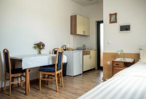 uma pequena cozinha com mesa e cadeiras num quarto em Beekeeping Kojek em Ribnica