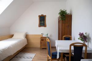 Schlafzimmer mit einem Bett, einem Tisch und Stühlen in der Unterkunft Beekeeping Kojek in Ribnica