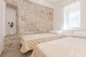 Posteľ alebo postele v izbe v ubytovaní Apartmani Mustaća dvori