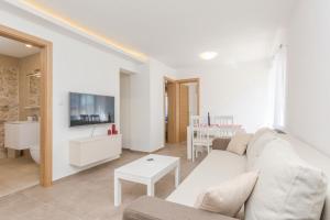 Televízia a/alebo spoločenská miestnosť v ubytovaní Apartmani Mustaća dvori