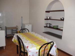 einen Tisch und Stühle in einer Küche mit einem Torbogen in der Unterkunft 27 Aprile in Florenz