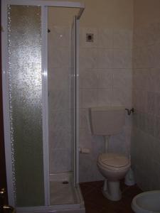 ein Bad mit einem WC und einer Dusche in der Unterkunft 27 Aprile in Florenz
