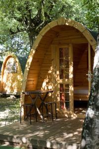 un pequeño cobertizo de madera con una mesa. en Camping Dolce Sole, en Marina di Massa