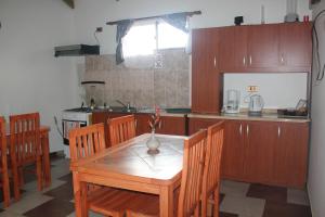 Cuisine ou kitchenette dans l'établissement Hostal y Cabañas Aorangi
