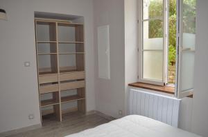 um quarto com uma cama e uma janela em Logement Nénuphar em Avallon