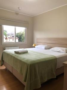 sypialnia z 2 łóżkami i dużym oknem w obiekcie Hotel Carpevita w mieście Canela