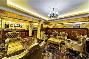 sala de estar con muebles y lámpara de araña en Lausos Hotel Sultanahmet, en Estambul