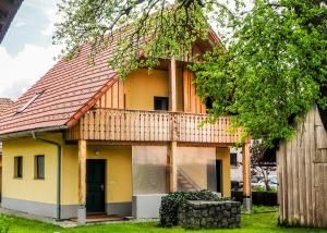 uma casa com um deque ao lado dela em Beekeeping Kojek em Ribnica