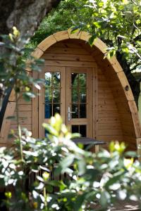 un edificio de madera con una puerta en el medio en Camping Dolce Sole, en Marina di Massa