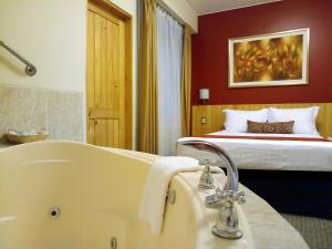 Cama ou camas em um quarto em Qorianka Hotel