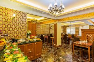 Un restaurante con mesas y sillas en una habitación. en Lausos Hotel Sultanahmet, en Estambul