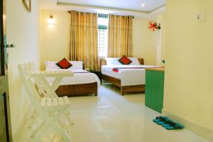 Giường trong phòng chung tại Champa Hue Hotel