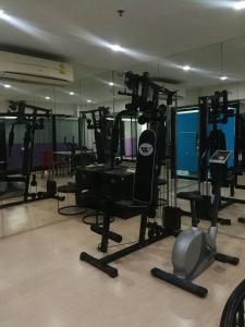 Fitness centrum a/nebo fitness zařízení v ubytování Solace at Srinakarin Hotel