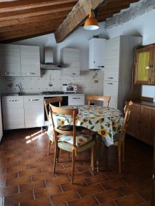 グアルディスタッロにあるLe Casetteのキッチン(テーブル、椅子付)