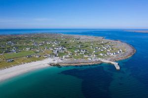 an island in the middle of the ocean at Sailing's Island Rooms in Inisheer