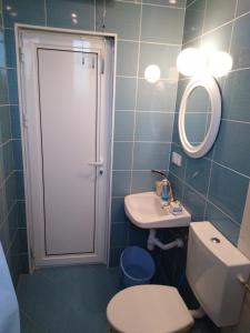 Vonios kambarys apgyvendinimo įstaigoje Apartament Zaliva