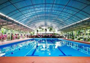 una gran piscina con un gran techo en Hotel Colores del Arenal, en Fortuna