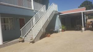 una escalera que conduce a un patio de una casa en Silver Rest Guesthouse, en Mahikeng