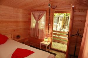 a room with a bed and a window in a cabin at Casa Ysa in Vama Veche