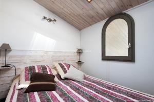 een slaapkamer met een groot bed en een raam bij Appartement Vauban in Saint-Martin-de-Ré