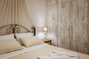 ein Schlafzimmer mit einem Bett mit Handtüchern darauf in der Unterkunft Country Chic in Ioannina city center in Ioannina