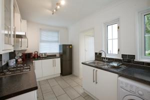 A kitchen or kitchenette at Victoria’s Place