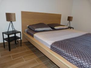 เตียงในห้องที่ Les Lodges - Villa avec spa privatif