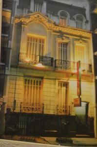 un gran edificio amarillo con balcones en una calle en Hotel Gran Sarmiento en Buenos Aires