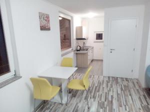 Kuchyň nebo kuchyňský kout v ubytování Studio apartman Matković