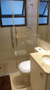 um banheiro com vaso sanitário e box de vidro em Apto Deslumbrante em Capivari proximo a BADEN BADEN em Campos de Jordão mais 22 fotografias