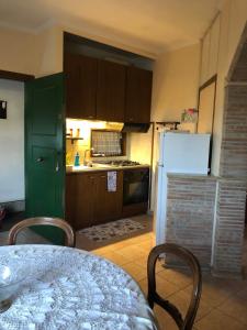 Kuchyň nebo kuchyňský kout v ubytování Casa di Paola mare Ardea