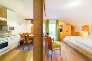 um quarto com uma cama e uma sala de jantar em Kristemoarhof em Lavant