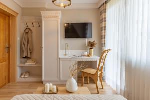 een thuiskantoor met een bureau en een tv bij Dom Gościnny Bachledova in Zakopane +64 foto's