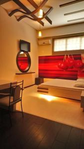ein Schlafzimmer mit einem Bett, einem Stuhl und einem Spiegel in der Unterkunft Pousada e Motel Blue Inn in Cascavel