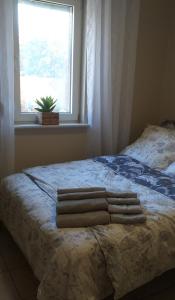En eller flere senge i et værelse på Domki w BOSZKOWIE