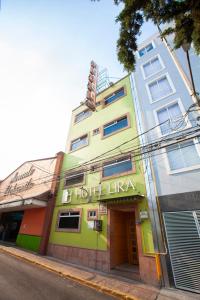 un edificio con un hotel delante en Hotel Lira - Sólo Adultos, en Ciudad de México