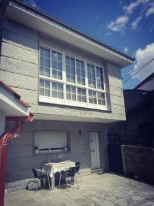 una casa con una mesa y sillas frente a ella en La casa de la abuela, en San Lorenzo