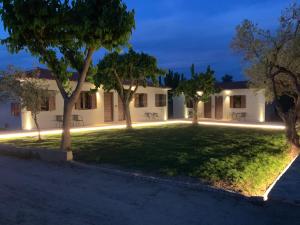 una casa con un patio por la noche en Castle View Bungalows, en Mystras