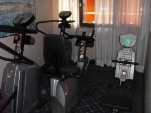 a room with a gym with two exercise bikes at Il Cecchini in Pasiano di Pordenone