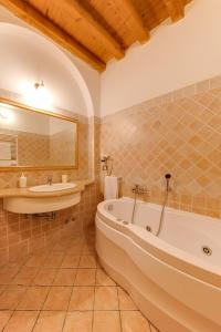 ein Badezimmer mit einer Badewanne und einem Waschbecken in der Unterkunft La Vecchia Stazione Ravenna in Ravenna