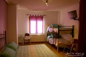 1 dormitorio con litera y ventana en Hostal Restaurante El Final en El Cabaco
