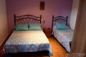 Tempat tidur dalam kamar di Hostal Restaurante El Final