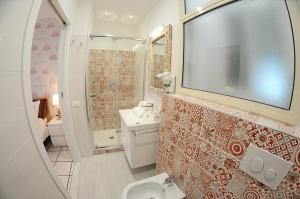A bathroom at Thalìa Guest House Marzamemi